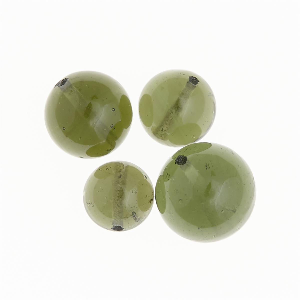 Quattro perle sferiche di moldavite forata verde oliva lucidate, con foro passante e bollicine interne