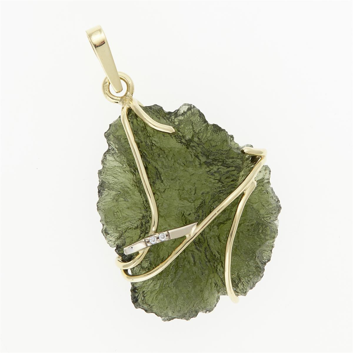 Pendente in oro giallo con moldavite grezza verde oliva a bordi frastagliati e due piccoli zirconi