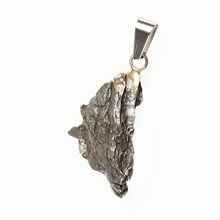 Pendant with meteorite 064