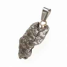 Pendant with meteorite 083