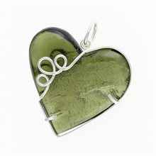Ciondolo in argento con codice moldavite - cuore - MKU26-006