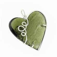 Ciondolo in argento con codice moldavite - cuore - MKU26-006