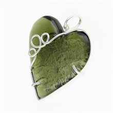Ciondolo in argento con codice moldavite - cuore - MKU26-006