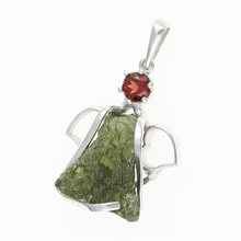 Ciondolo in argento con moldavite e granato - angelo 10179
