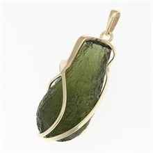 Golden pendant with a moldavite 10185