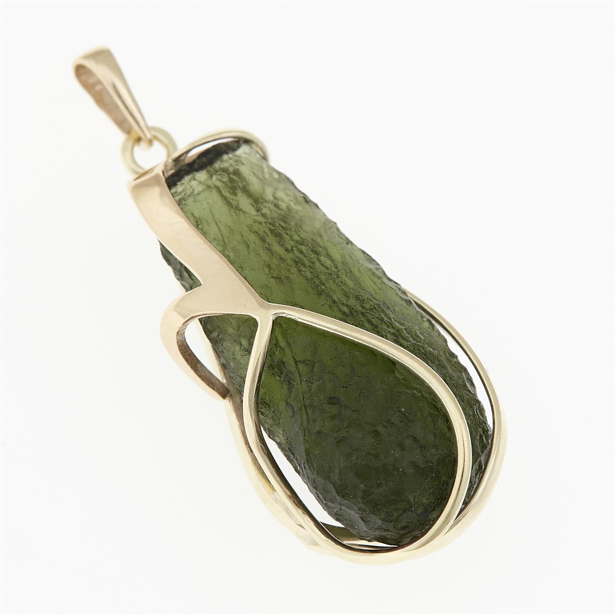 Golden pendant with a moldavite 10185