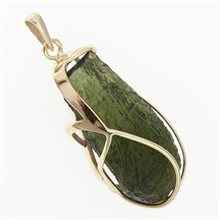 Golden pendant with a moldavite 10185