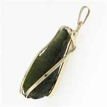 Golden pendant with a moldavite 10185