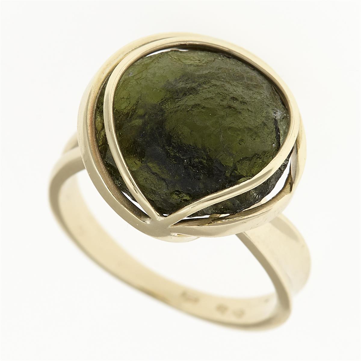 Anello in oro giallo con moldavite grezza verde oliva trattenuta da nastri d'oro incrociati