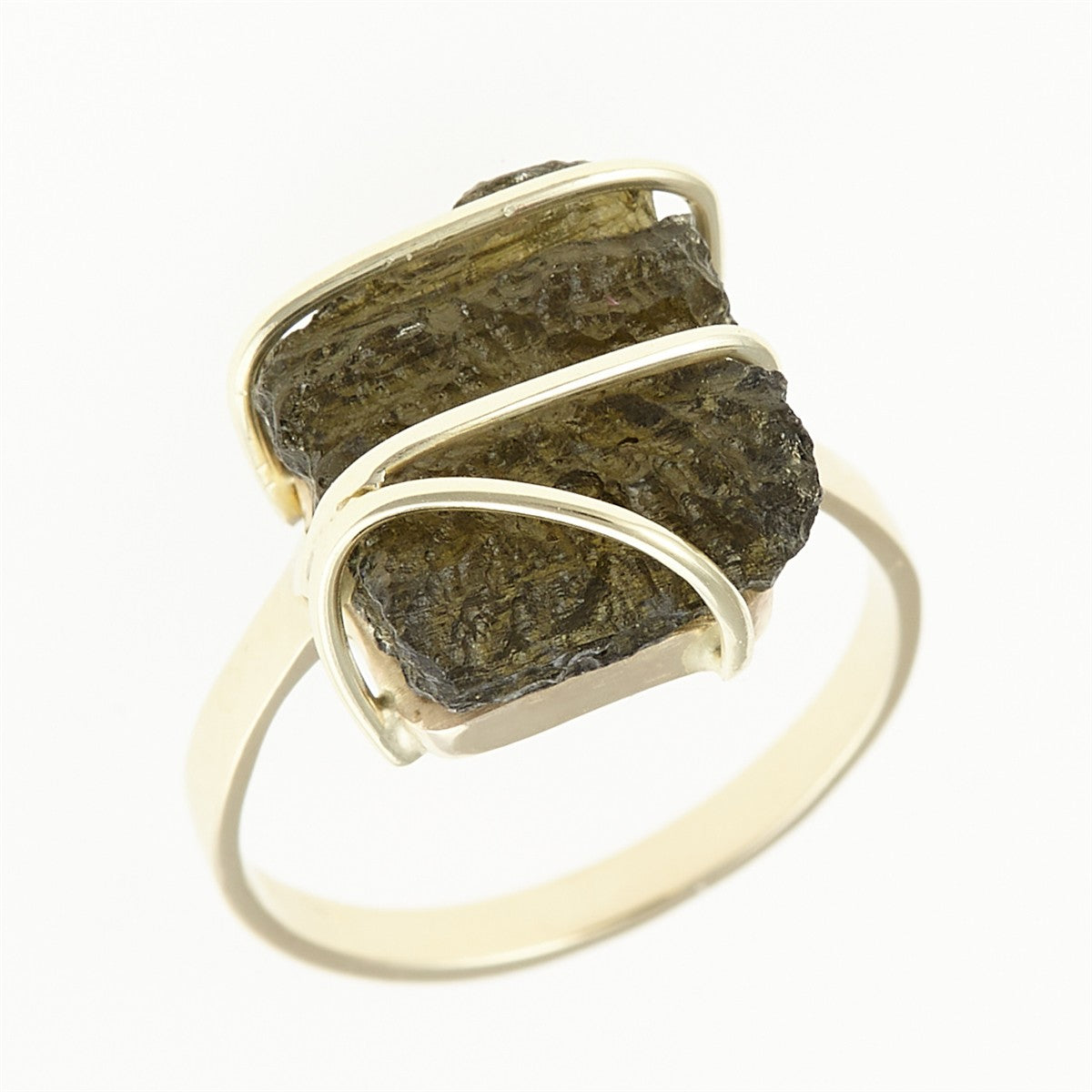 Anello in oro giallo con moldavite grezza verde oliva trattenuta da tre nastri diagonali