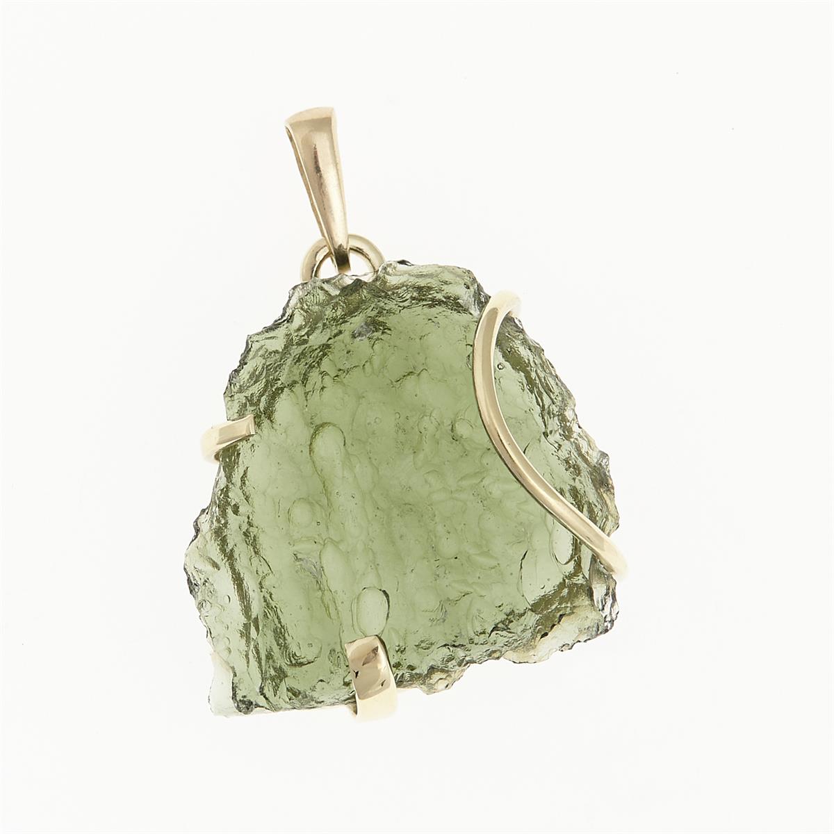 Pendente in moldavite grezza verde chiaro con superficie a bolle, montatura in oro giallo con griffe