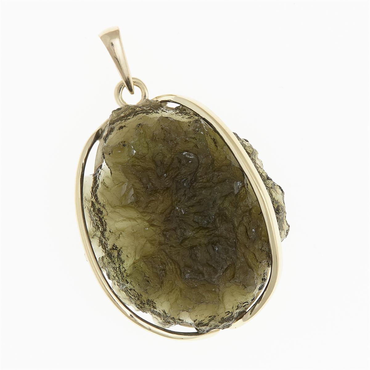 Pendente in oro giallo con moldavite grezza ovale verde oliva, superficie corrosa e bordi irregolari
