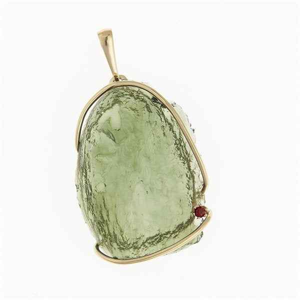 Ciondolo in oro con un moldavite e un granato 1767-2