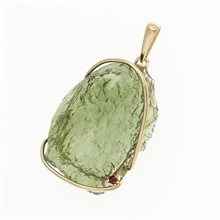 Ciondolo in oro con un moldavite e un granato 1767-2