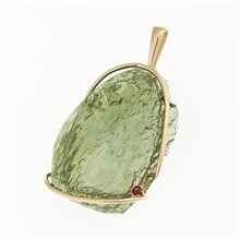 Ciondolo in oro con un moldavite e un granato 1767-2