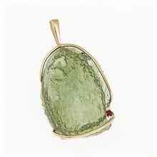 Ciondolo in oro con un moldavite e un granato 1767-2