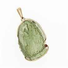 Ciondolo in oro con un moldavite e un granato 1767-2