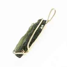 Ciondolo in oro con un moldavite e un granato 1767-2