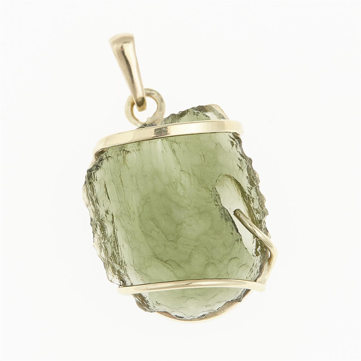 Pendente in moldavite verde chiaro traslucida, superficie ondulata e bordi frastagliati, montatura in oro giallo