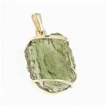 Golden pendant with a moldavite 1774-2
