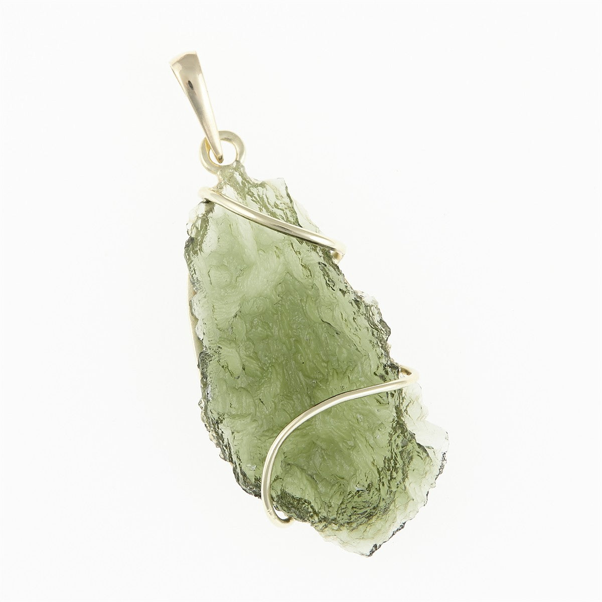 Pendente in moldavite verde chiaro levigata, superficie a bolle, montatura in oro giallo con due fili diagonali