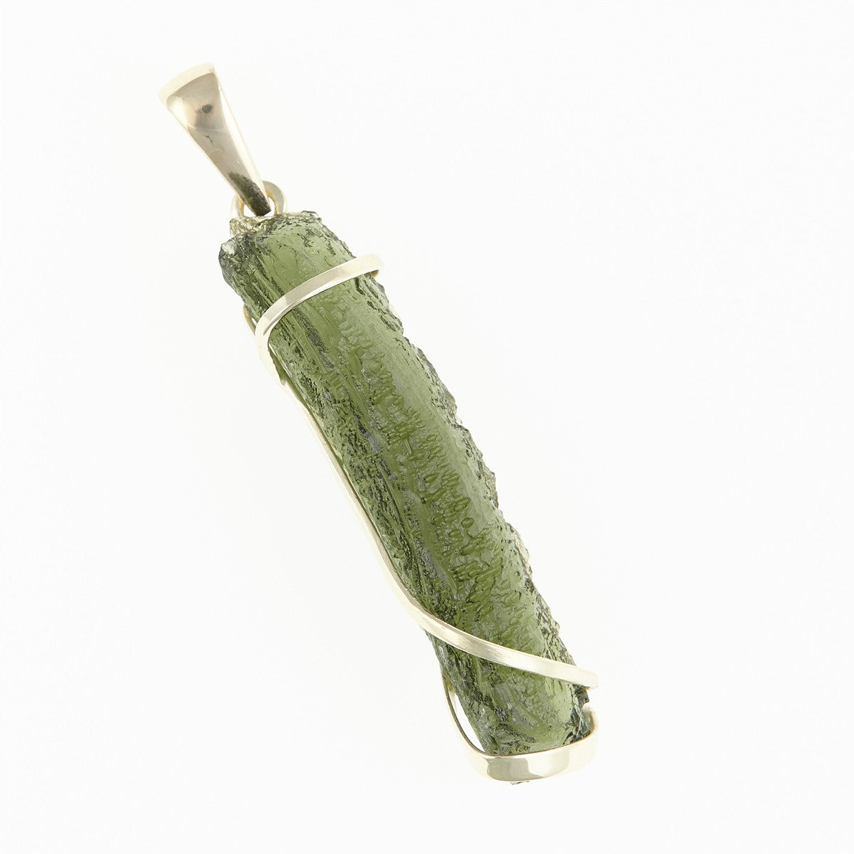 Pendente in moldavite verde oliva di forma allungata avvolto da una spirale in oro giallo