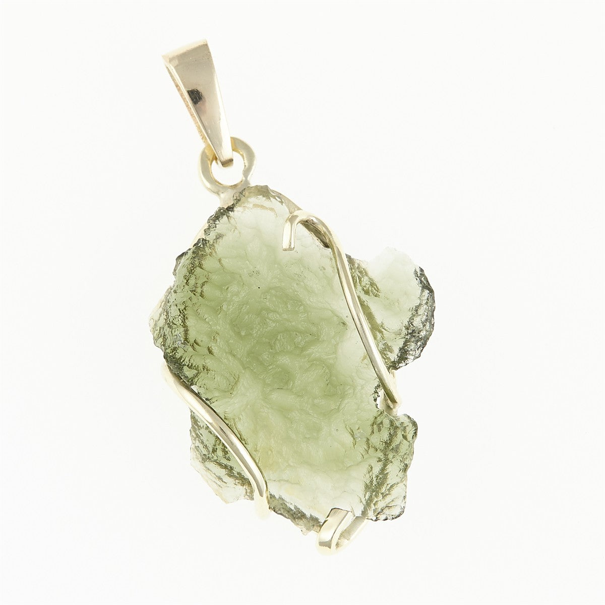 Pendente in moldavite levigata verde chiaro dal profilo irregolare, montatura in oro giallo con griffe