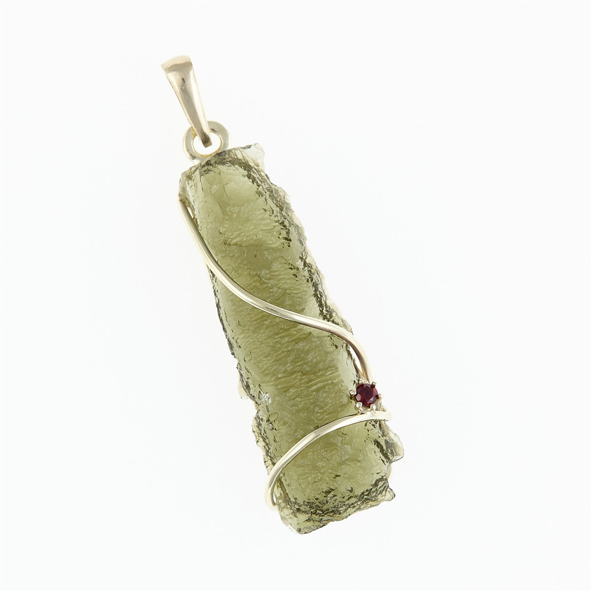 Pendente in oro giallo con moldavite verde chiaro a forma di rana e piccolo granato rosso