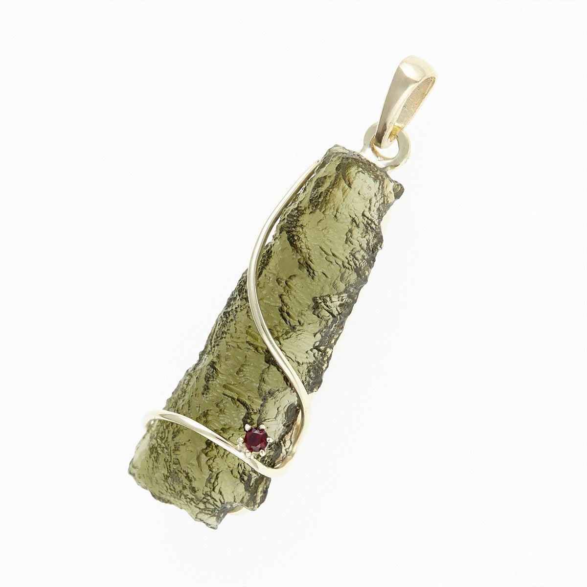 Golden pendant with a moldavite und garnet 26-007