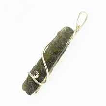 Ciondolo in oro con moldavite e granato 26-007