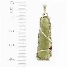 Ciondolo in oro con moldavite e granato 26-007