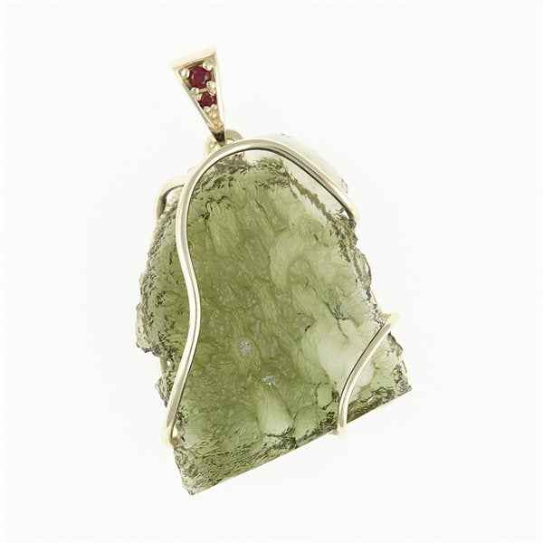 Golden pendant with a moldavite und garnets 26-011
