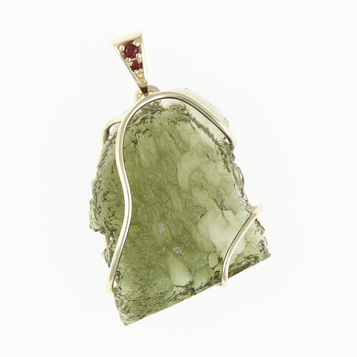 Pendente in moldavite verde con superficie a rana, montatura in oro giallo e tre granati rossi sul bail