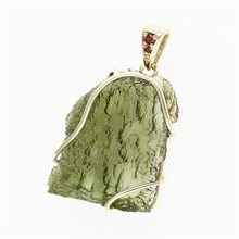 Golden pendant with a moldavite und garnets 26-011
