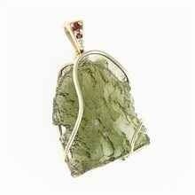 Golden pendant with a moldavite und garnets 26-011