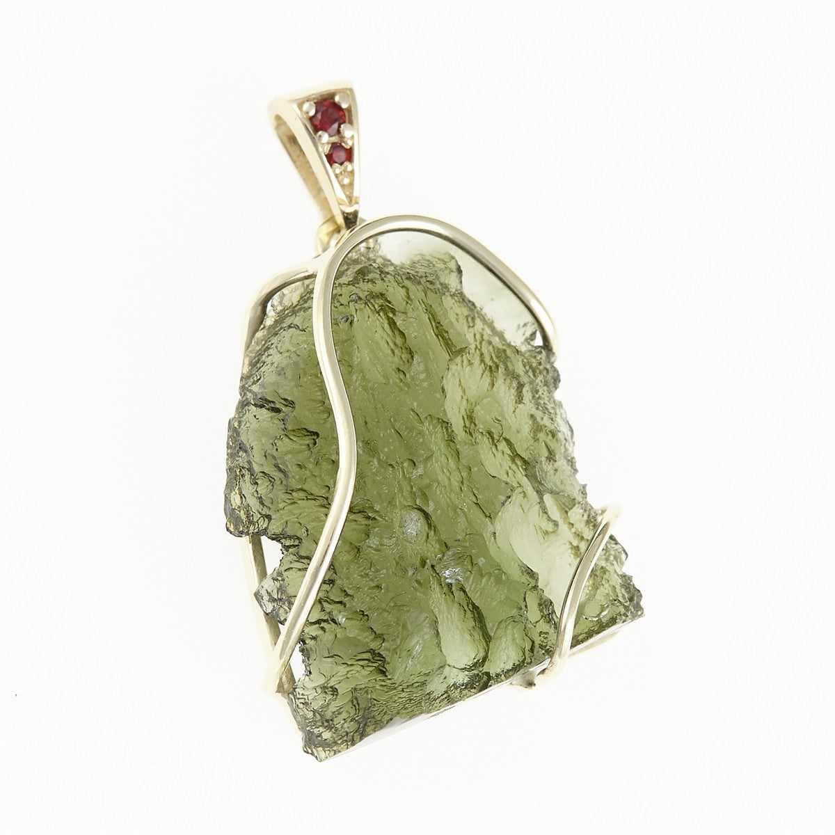 Golden pendant with a moldavite und garnets 26-011