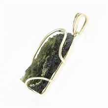 Golden pendant with a moldavite und garnets 26-011