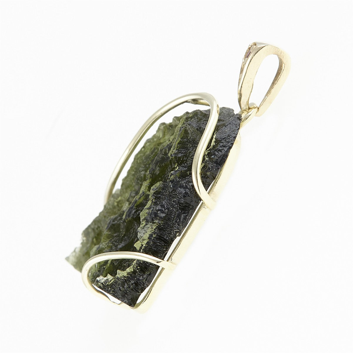 Golden pendant with a moldavite und garnets 26-011