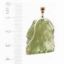 Golden pendant with a moldavite und garnets 26-011