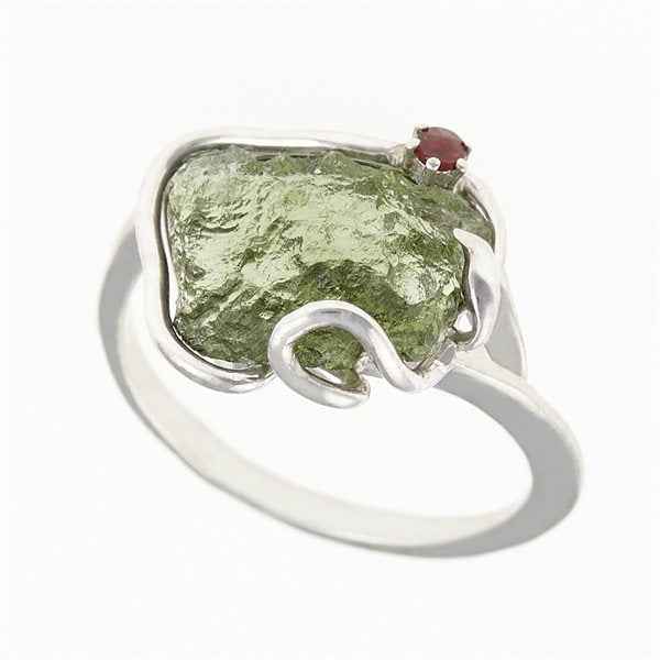 Anello in argento con pietra naturale moldavite 26-015