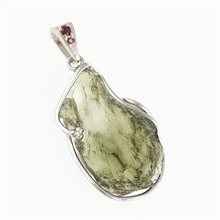 Ciondolo in argento con moldavite e granati 26-019