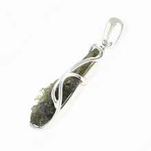 Ciondolo in argento con moldavite e granati 26-019