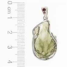 Ciondolo in argento con moldavite e granati 26-019