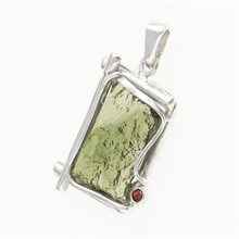 Ciondolo in argento con moldavite e granati 26-096