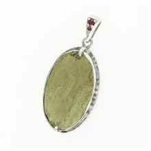 Ciondolo in argento con moldavite e granati 26-211