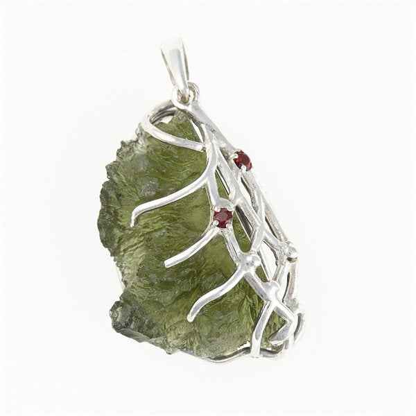 Ciondolo in argento con codice moldavite e granato 26-221