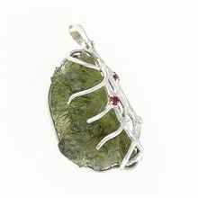 Ciondolo in argento con codice moldavite e granato 26-221