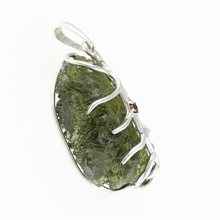 Ciondolo in argento con codice moldavite e granato 26-221