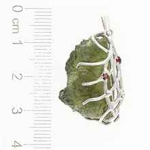 Ciondolo in argento con codice moldavite e granato 26-221