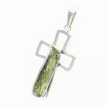 Ciondolo in argento con moldavite - croce - 26-231